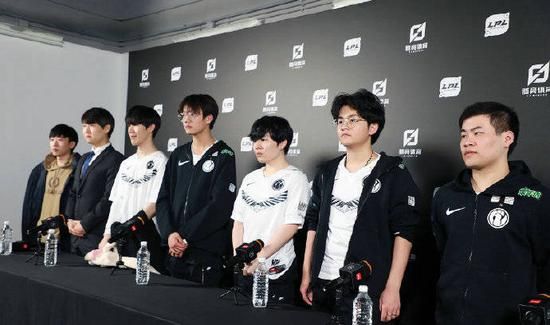 炉石传说新卡背设计揭晓 风暴英雄元素融入
